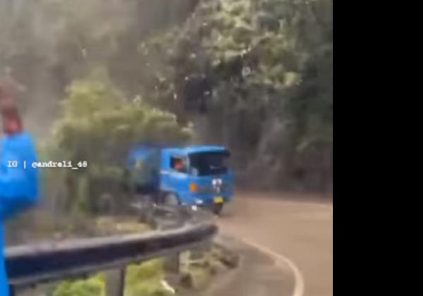 Tegang! Video Truk Selamat dari Timbunan Longsor di Padang