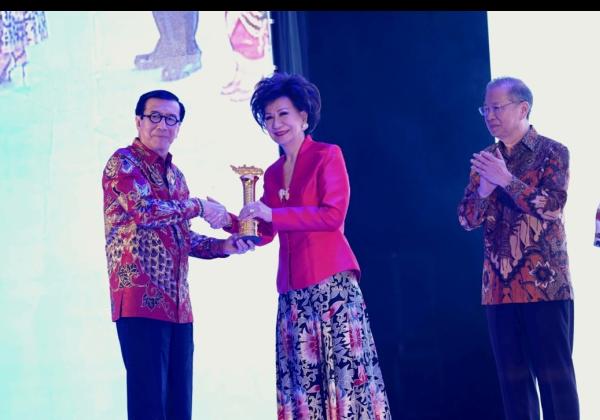 Kesetiaan pada Pelestarian Seni Budaya Nusantara, Rina Ciputra Sabet Penghargaan Nusantara Awards 2024