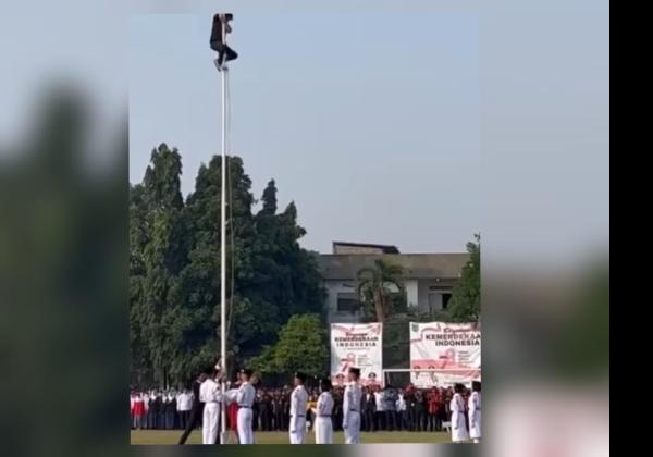 Aksi Heroik Panjat Tiang Bendera oleh Tukang Sound System di Tangsel, Netizen Usulkan Jadi PNS!