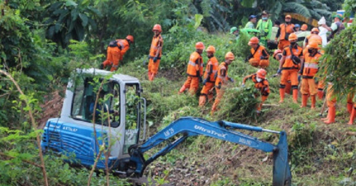 Menyasar Titik Rawan Banjir Jakarta, Personel Gabungan Gerebek Lumpur hingga Cabuti Rumput Liar di Saluran