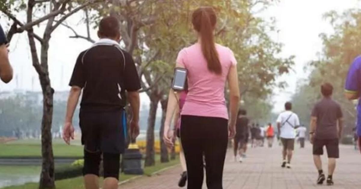 8 Manfaat Jalan Kaki di Sore Hari, Salah Satunya Baik untuk Pencernaan