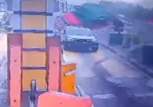 Tujuh Mobil Terlibat Kecelakaan Beruntun di Gerbang Tol Halim Utama, Truk Terbalik
