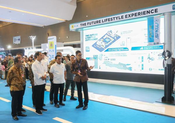 Dikunjungi Presiden Jokowi, Dirut PLN Paparkan Kesiapan Ekosistem Kendaraan Listrik di Booth PLN di PEVS 2024