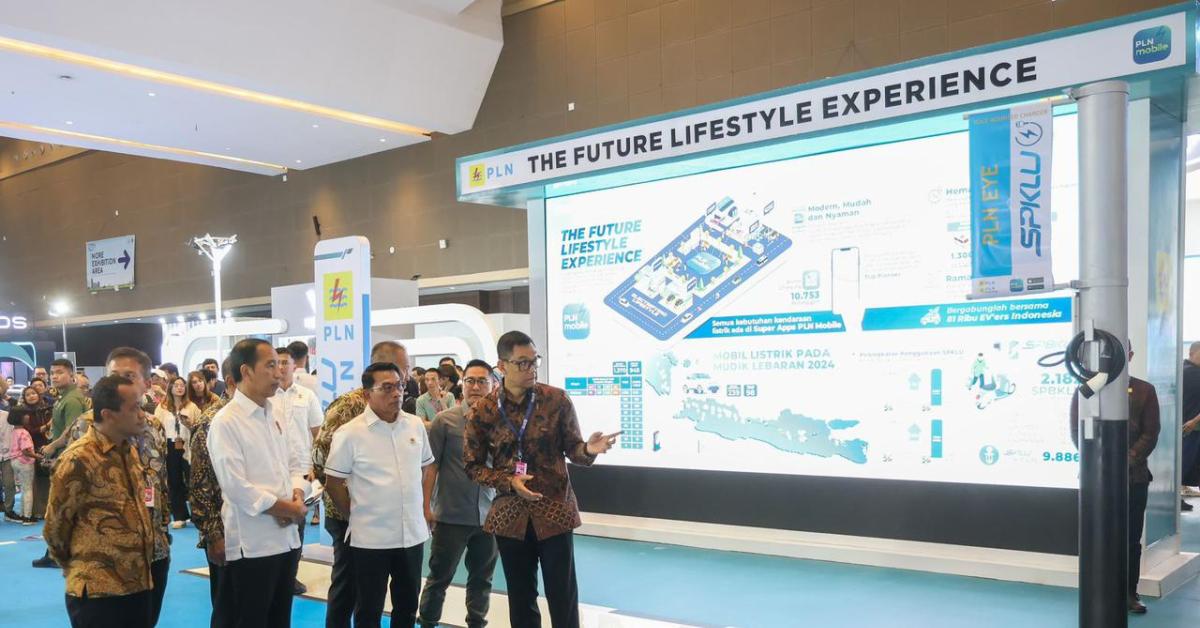 Dikunjungi Presiden Jokowi, Dirut PLN Paparkan Kesiapan Ekosistem Kendaraan Listrik di Booth PLN di PEVS 2024