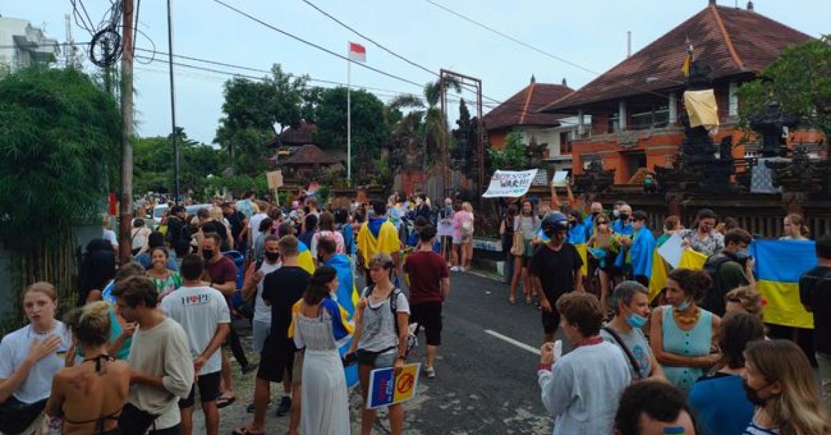 Tak Berseteru Seperti Negaranya, Ribuan Warga Rusia dan Ukraina di Bali Justru Kompak