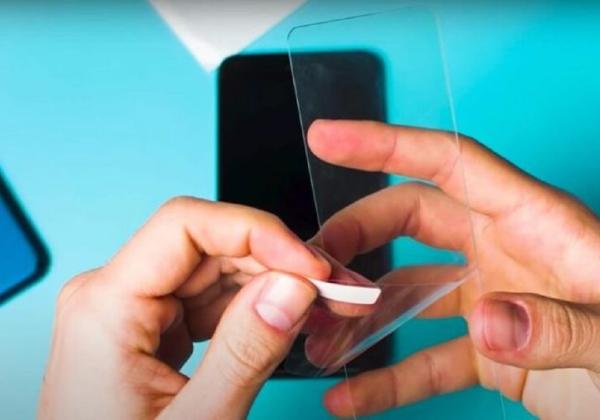 Cara Pasang Anti Gores di Semua Smartphone, Ternyata Bisa Dilakukan Sendiri dan Gampang Banget!