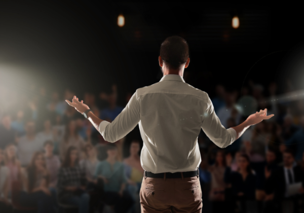 10 Tips Public Speaking yang Baik dan Anti Demam Panggung, Catat Ya!