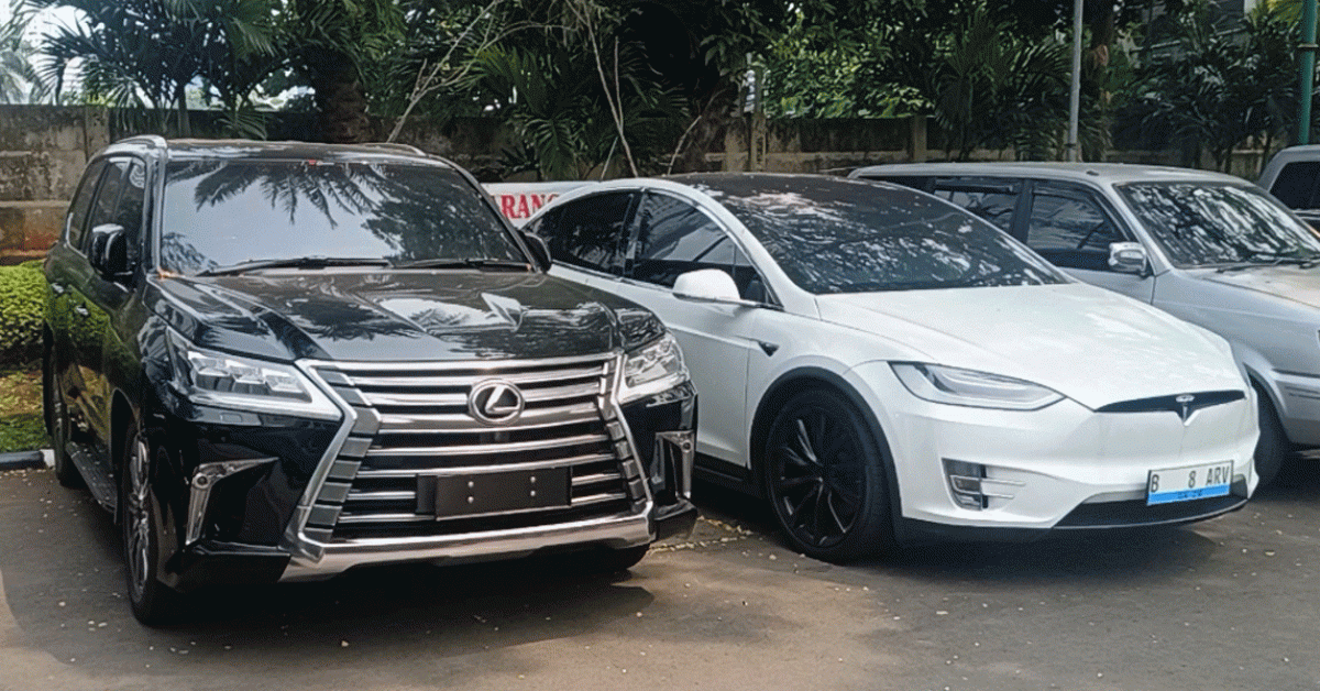 Penampakan Mobil Mewah Pengguna Pelat Nomor DPR Palsu Berjejer di Polda Metro Jaya
