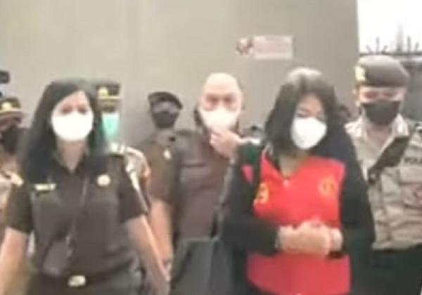 Wow! Putri Candrawathi Bawa Tas Selempang Hitam Jelang Sidang Eksepsi di PN Jaksel 