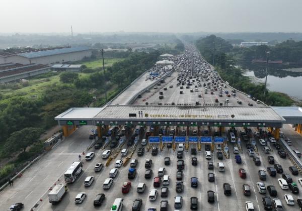 329.919 Kendaraan Meninggalkan Jakarta Melalui Gerbang Tol Cikampek Utama