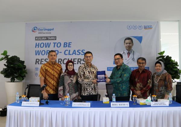 Kuliah Tamu How To Be World Class Researchers oleh Prof. Taruna di Universitas Esa Unggul Bekasi