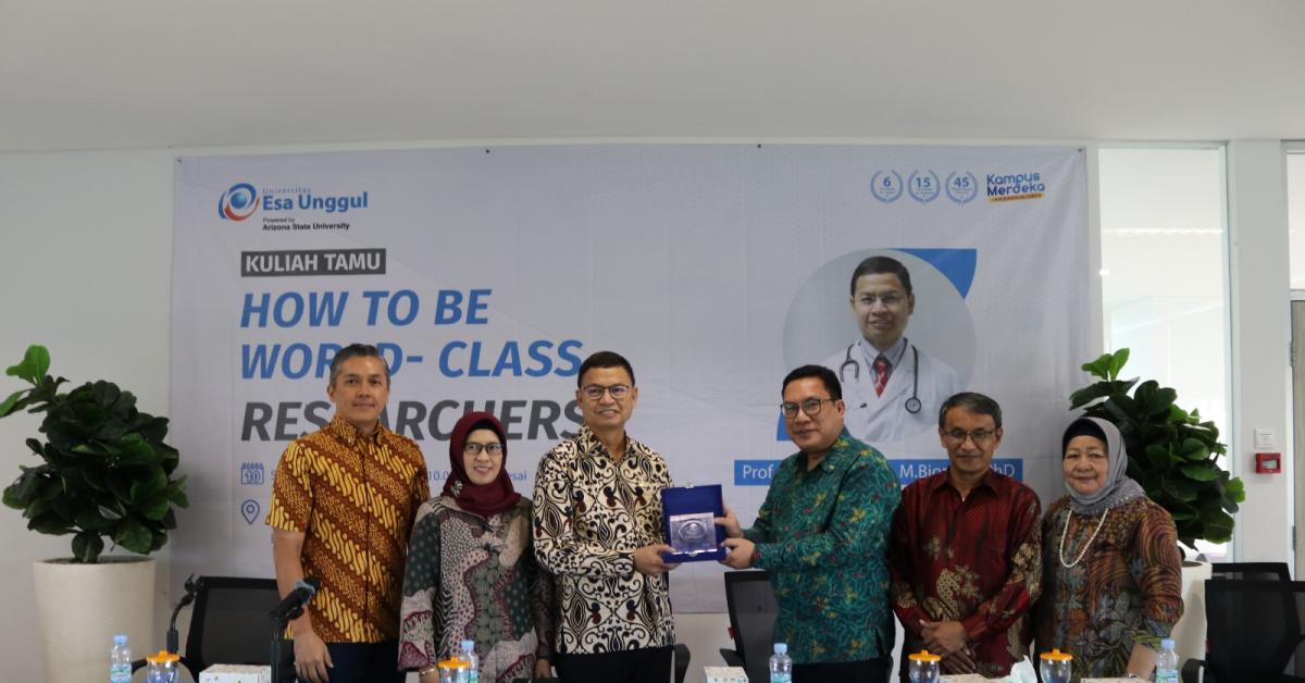 Kuliah Tamu How To Be World Class Researchers oleh Prof. Taruna di Universitas Esa Unggul Bekasi