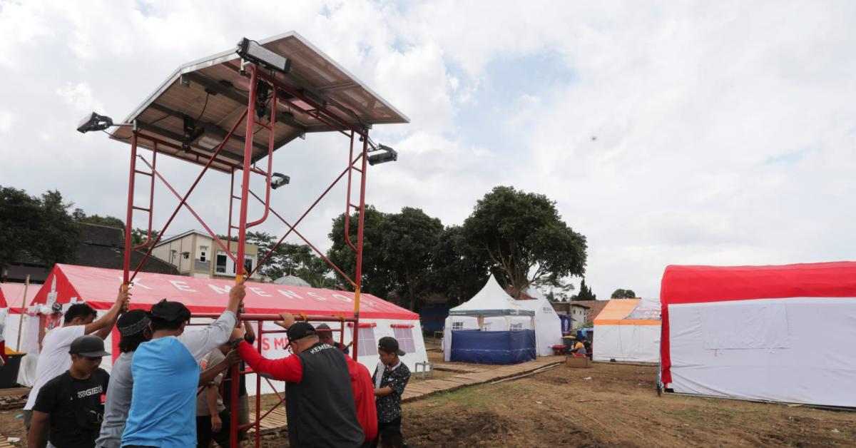Penuhi Kebutuhan Listrik, Kemenseos Bangun Solar Cell di Posko Pengungsi Gempa Cianjur