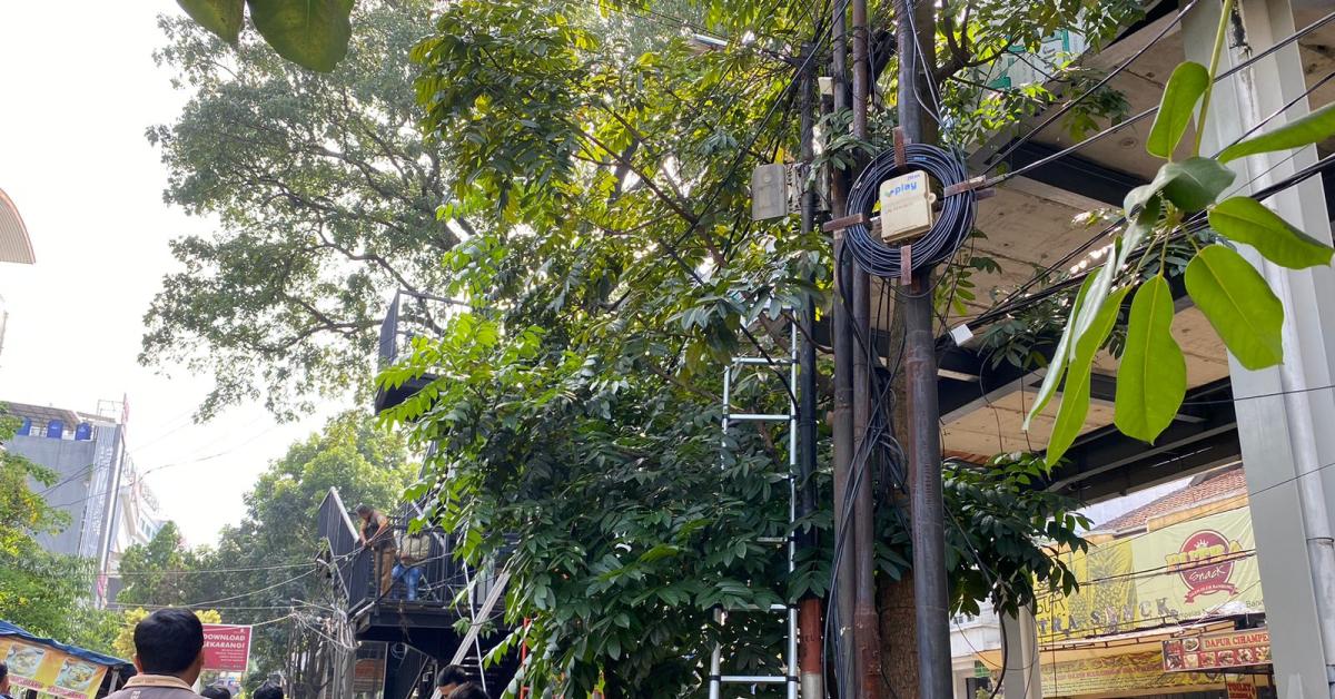 Jelang Reaktivasi, Pemkot Bandung Tertibkan Kabel Udara di Kawasan Skywalk Cihampelas