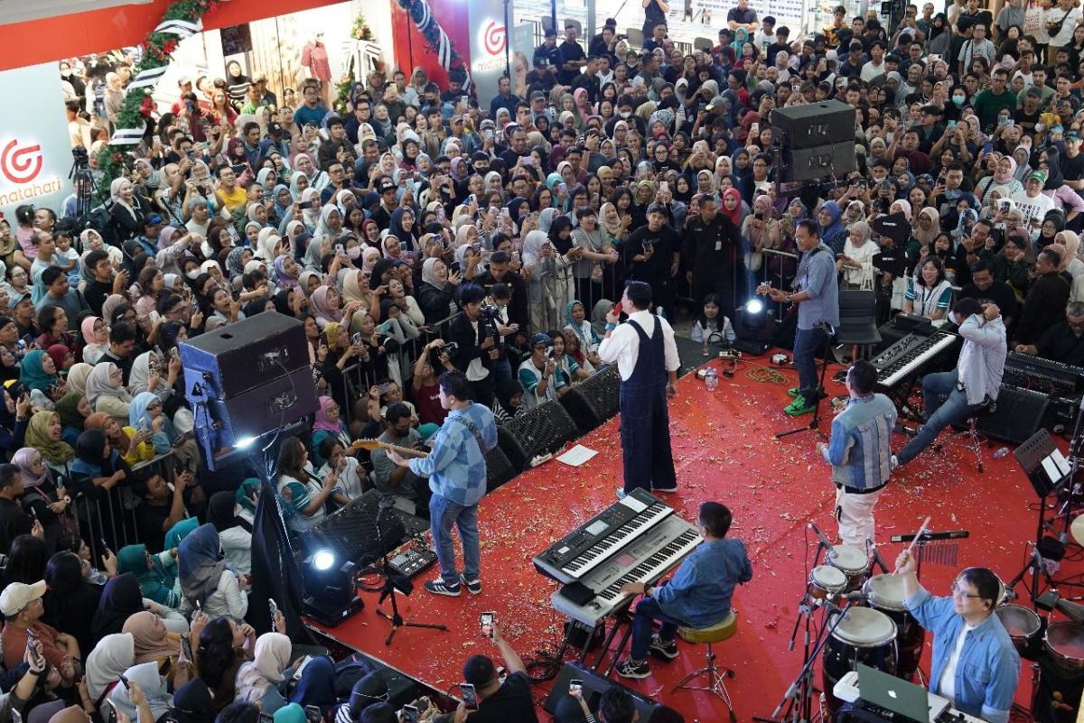 Kahitna Sukses Mengguncang Panggung Metropolitan Mall Bekasi 021125