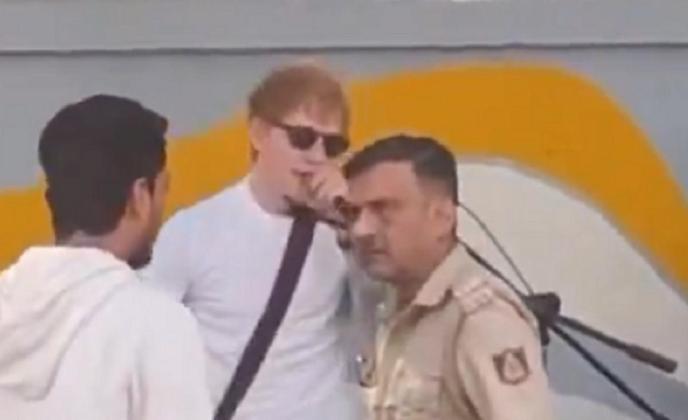 Viral! Ed Sheeran Diberhentikan Polisi Saat Ngamen di India, Begini Ceritanya