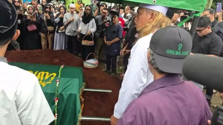 Proses Pemakaman Mat Solar di TPU Haji Daiman, Keluarga Tak Kuasa Menahan Tangis