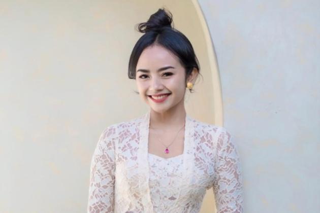 Main Mata Sambil Senyum, Ayu Puspa Banjir Pujian Usai Ikuti Kim Seon Ho Challenge