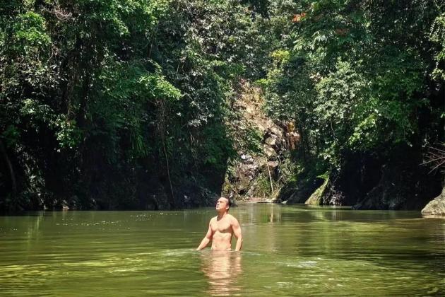 Nicholas Saputra Bikin Heboh dengan Foto Shirtless di Sungai Tangkahan