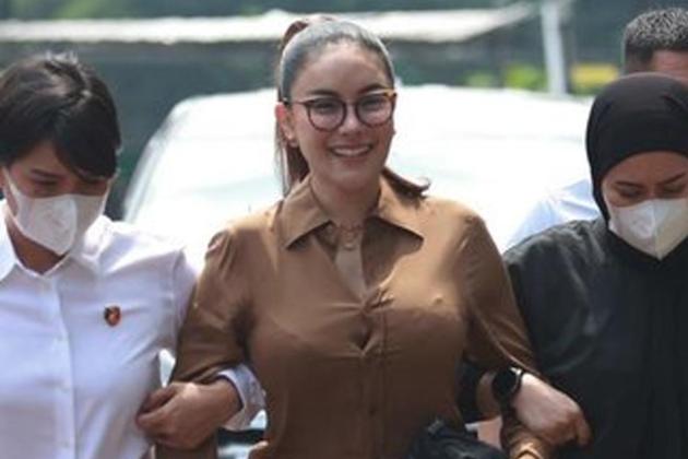 Nikita Mirzani Tersenyum Santai Usai Dipindahkan ke Kejaksaan, Ini Kondisinya