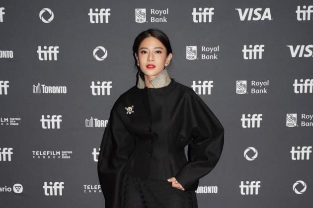 Dian Sastro Tampil Elegan di TIFF 2025, Gunakan Pakaian Hitam dan Pin One Piece