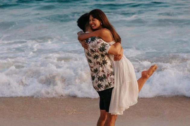 Aurelie dan Tyler Libatkan Anjing Golden Retriever saat Umumkan Jenis Kelamin Anak