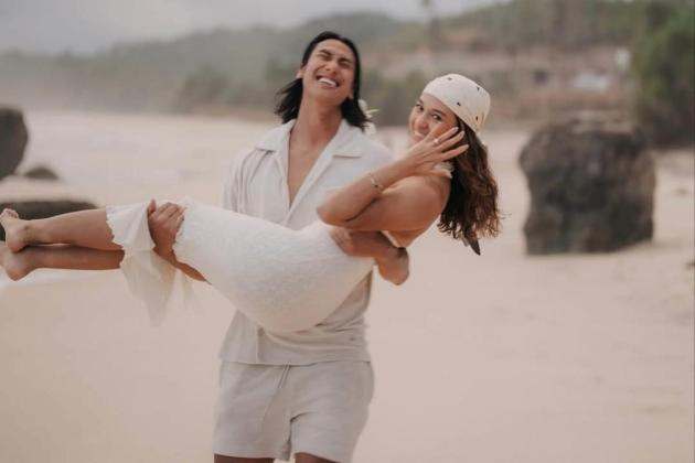 Super Romantis, Sean Gelael Lamar Hana Malasan di Pantai Sumba saat Sunset
