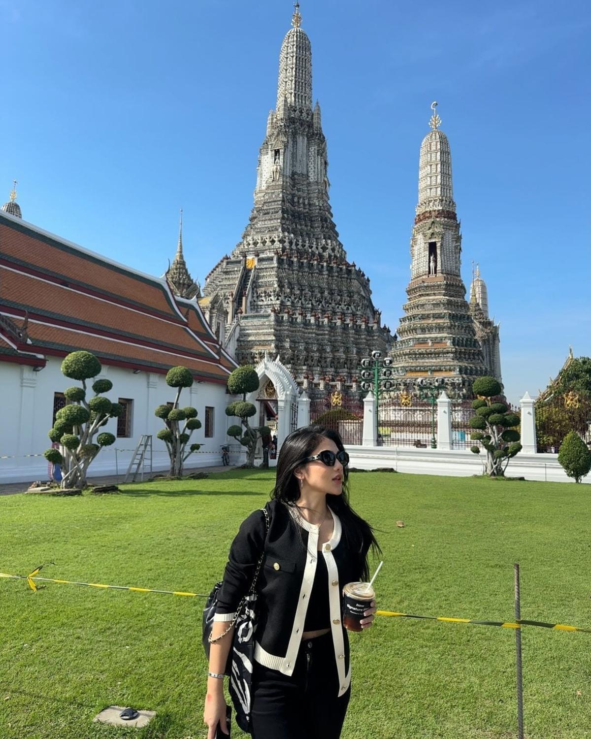 Gaya Liburan Davina Karamoy, Dari Petronas Sampai Umrah di Tanah Suci