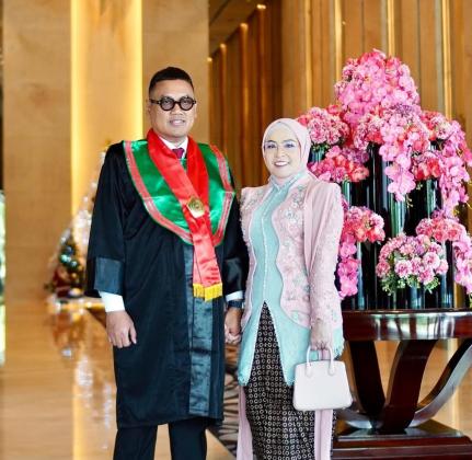 Uya Kuya Raih Gelar Magister Hukum di Unissula Semarang