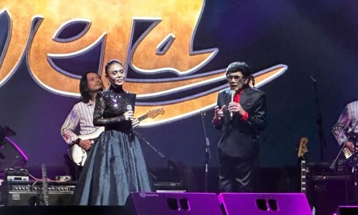 Rhoma Irama Bawakan “A Whole New World” dan Duet Dangdut Bareng Yuni Shara di Konser 55 Tahun Soneta