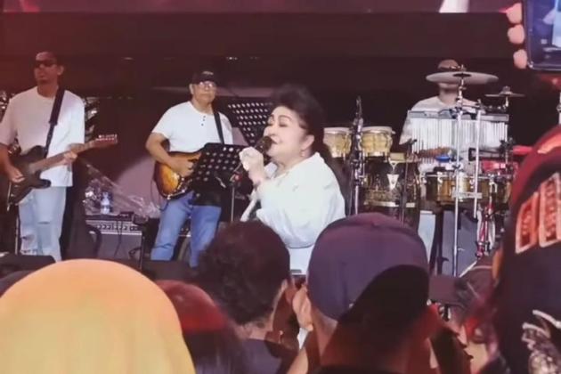 Konser Amal 100 Musisi, Ernie Djohan Minta Doa Kesehatan Kepada Penonton 