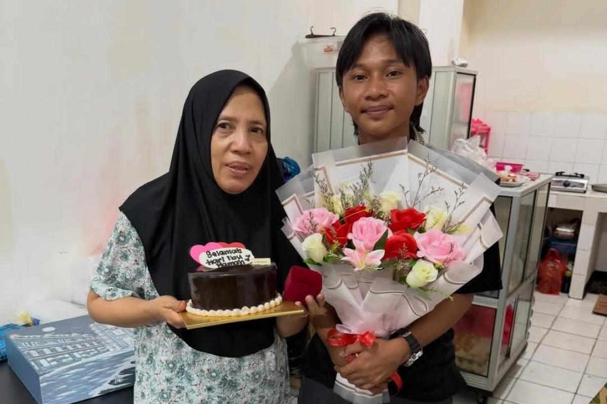 Momen Manis Fajar Sadboy !! Berikan Kejutan Cincin dan Bunga Untuk Ibu 