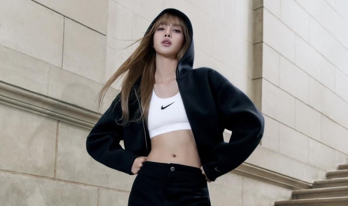 LISA BLACKPINK Ubah Sepatu Bola Nike Jadi Outfit Panggung Ikonik
