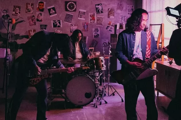 Suarakan Kegelisahan Pikiran !! Kelompok Penerbang Roket Rilis Single 'Kabur'
