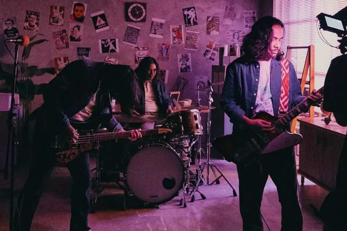 Suarakan Kegelisahan Pikiran !! Kelompok Penerbang Roket Rilis Single 'Kabur'