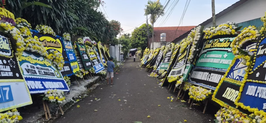 Lautan Karangan Bunga Mengantar Vidi Aldiano, Simbol Cinta dari Kerabat hingga Pejabat