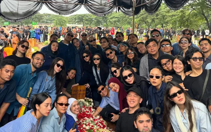 Bukan Kebetulan, Warna Biru di Pemakaman Vidi Aldiano Ternyata Punya Makna Mendalam