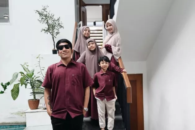 Bikin Haru !! Desta dan Natasha Rizky Unggah Foto Lebaran Bersama Anak