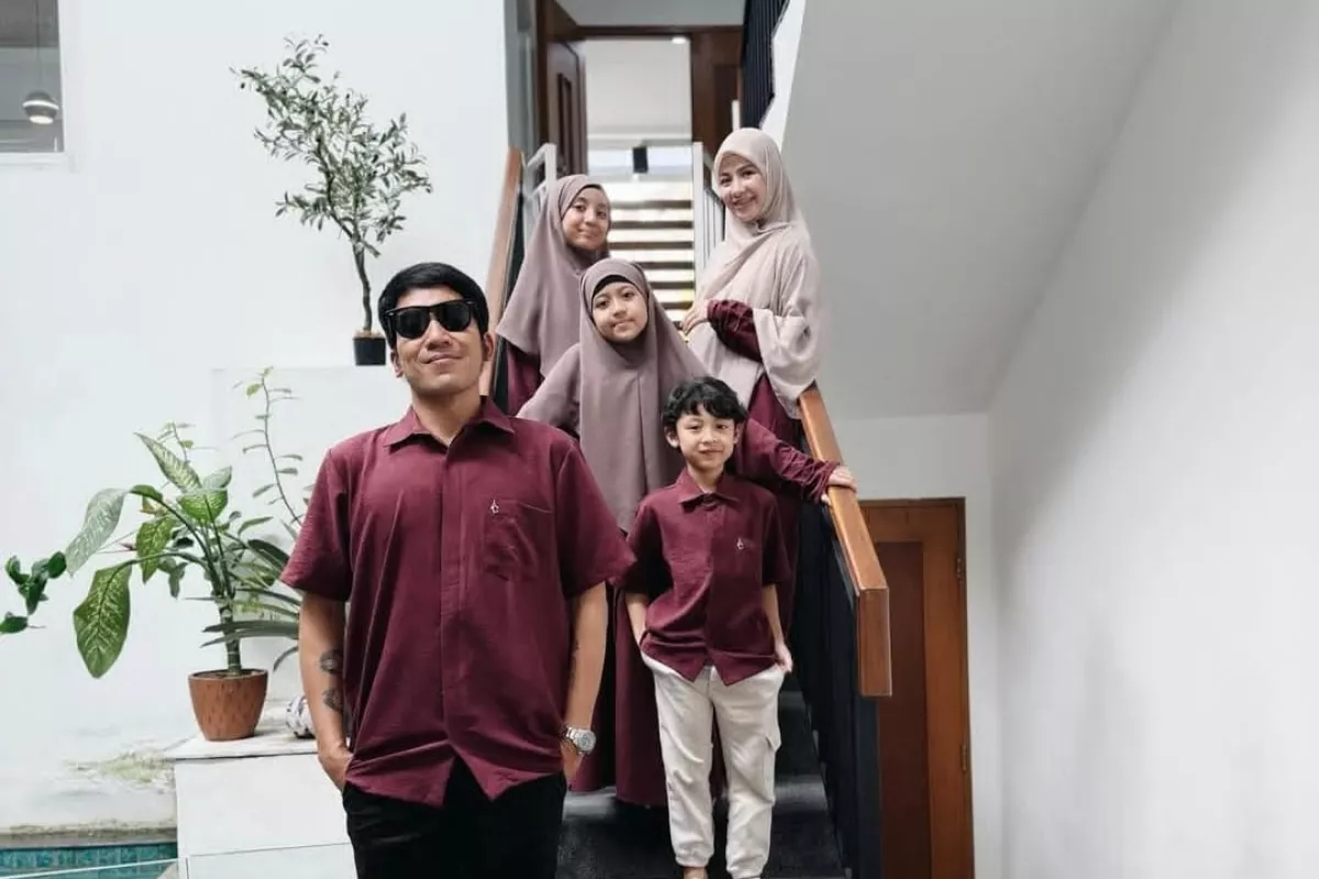 Bikin Haru !! Desta dan Natasha Rizky Unggah Foto Lebaran Bersama Anak