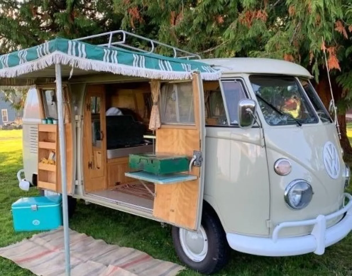 Cinta Bersemi di Kabin Antik: Kisah Unik 52 Pasangan yang Menikah di VW Combi