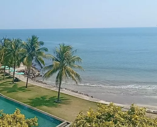 Liburan Hemat Rasa Mewah! Pantai Carita Banten jadi Incaran Wisatawan tiap Akhir Pekan