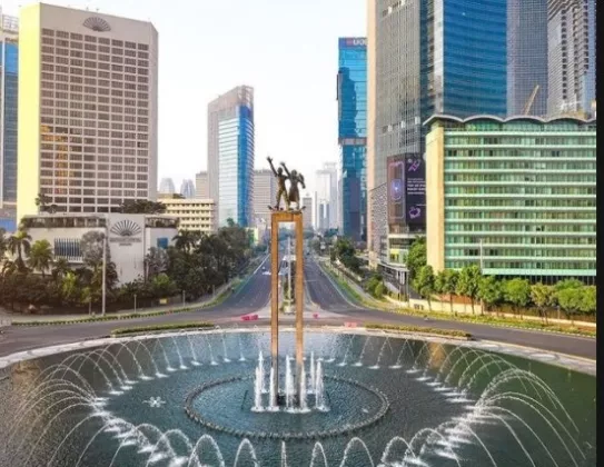 Pelajaran Mahal dari Bundaran HI:Ketika Ego Mobil Mewah Harus Tunduk pada Garis Zebra Cross