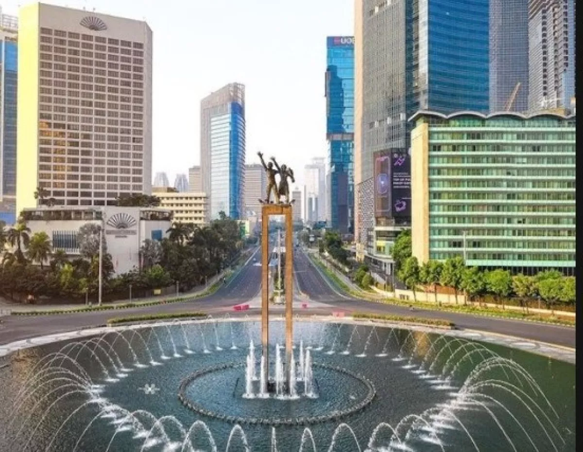 Pelajaran Mahal dari Bundaran HI:Ketika Ego Mobil Mewah Harus Tunduk pada Garis Zebra Cross