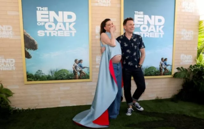 Tetap Pede dan Seksi, Anne Hathaway Hamil jadi Sorotan!