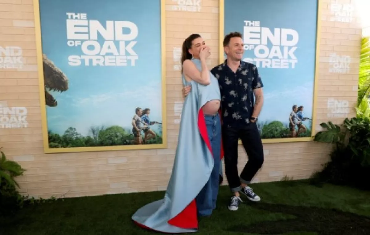Tetap Pede dan Seksi, Anne Hathaway Hamil jadi Sorotan!