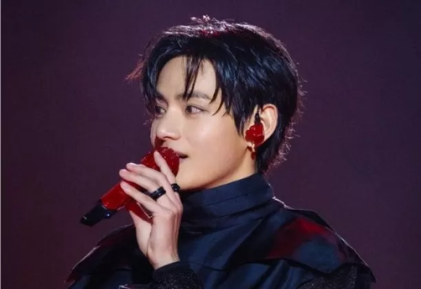 Tak ingin Penggemar Cemas, V BTS Rahasiakan Gangguan Pendengarannya