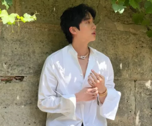 Jin BTS, Aura Luar Biasa dalam Pose Santai