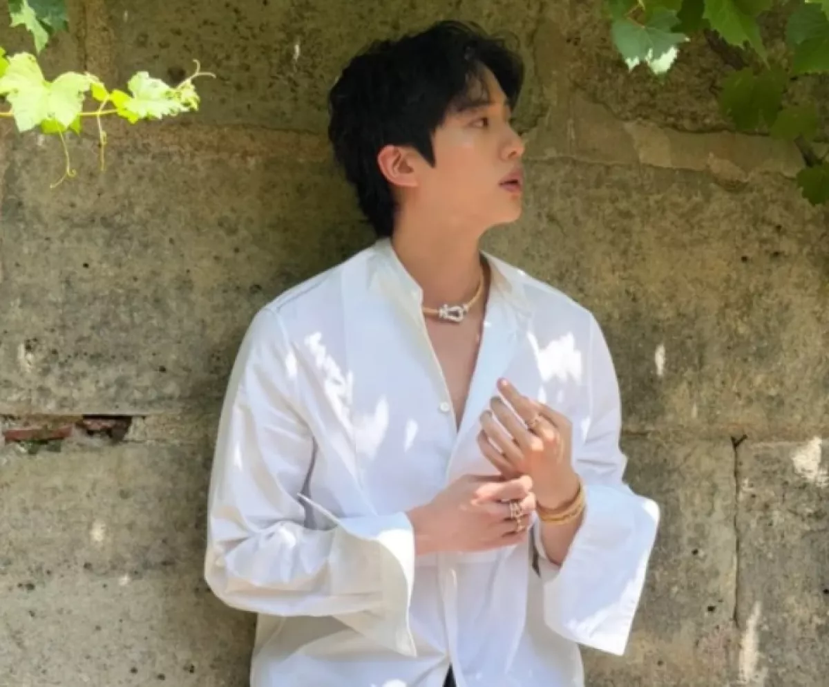 Jin BTS, Aura Luar Biasa dalam Pose Santai