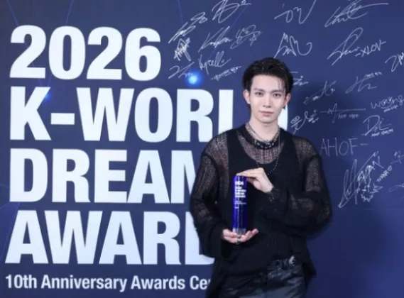 Evan Raih Penghargaan 'Musisi Serba Bisa' di K-World Dream Awards