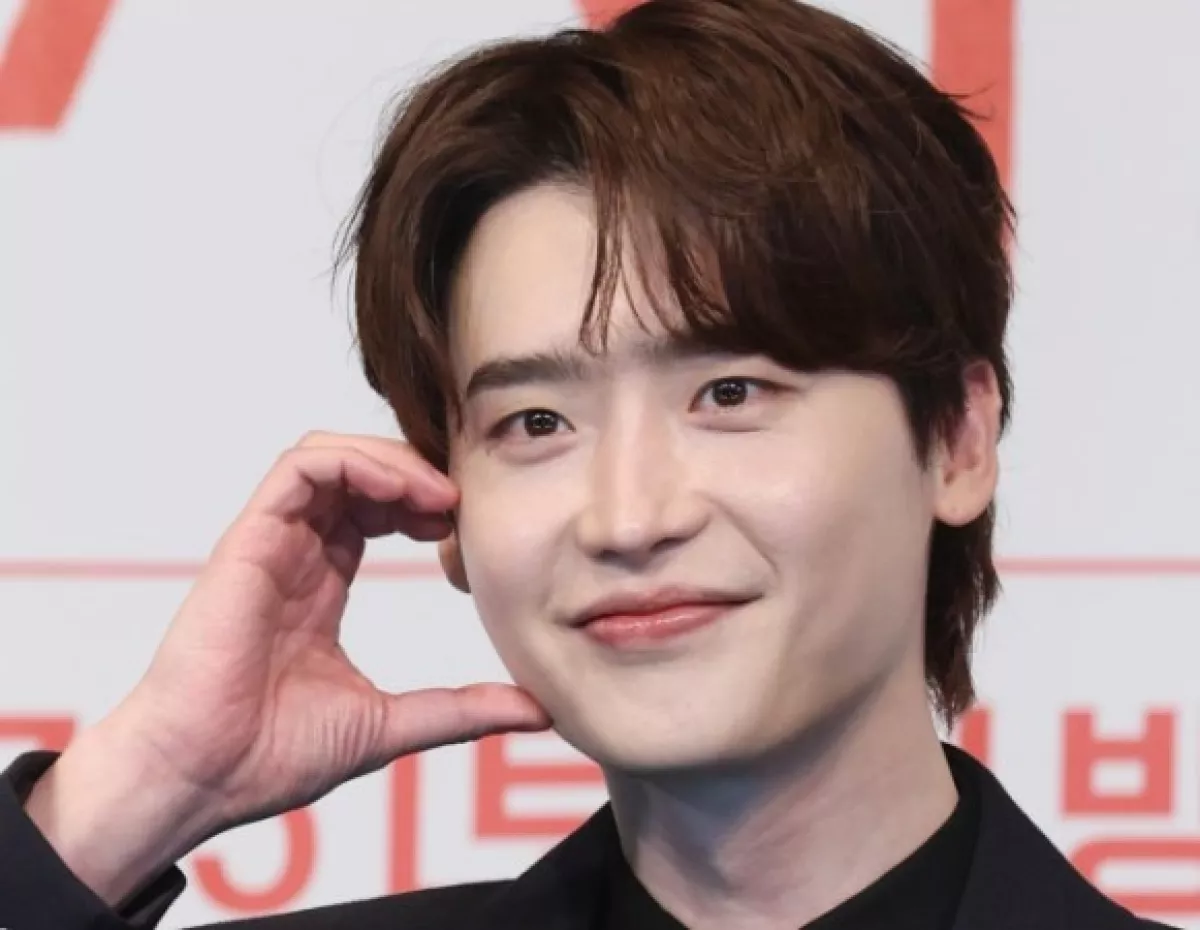 Lee Jong-suk Dipastikan TIDAK akan membintangi 'Yi-seop's Romance'